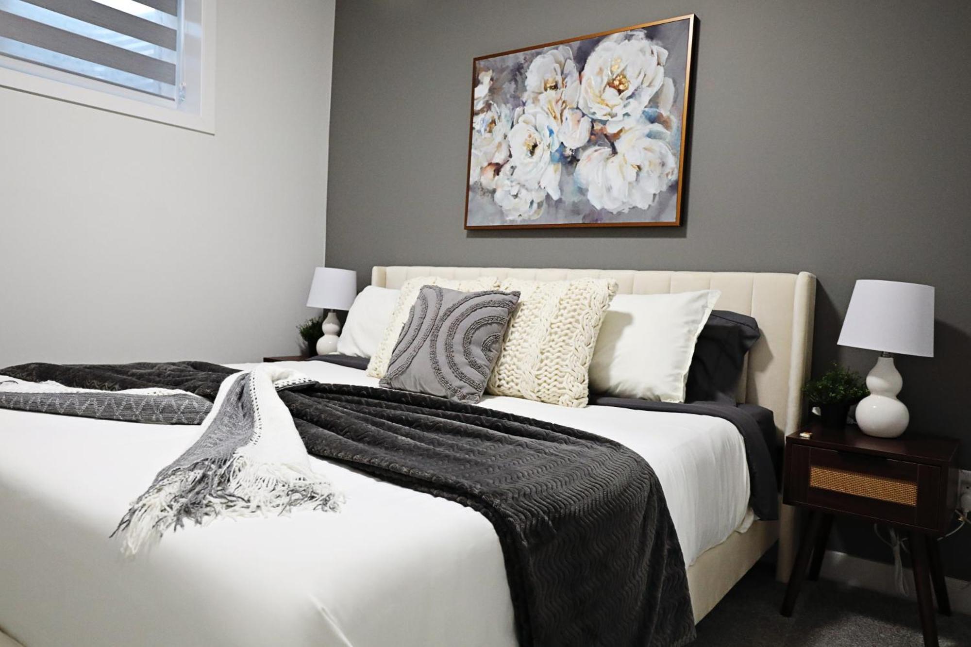 Beautiful King Bed,long Stays,disney,airport * Edmonton
