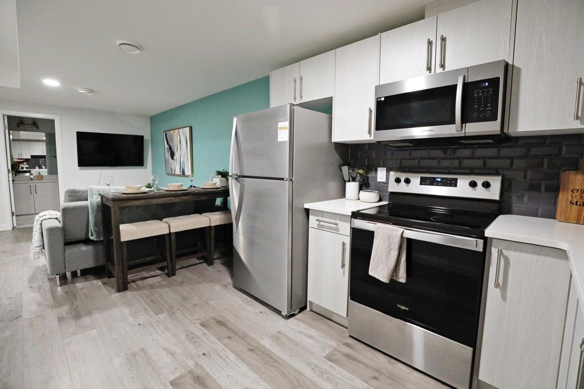 Beautiful King Bed,long Stays,disney,airport Edmonton