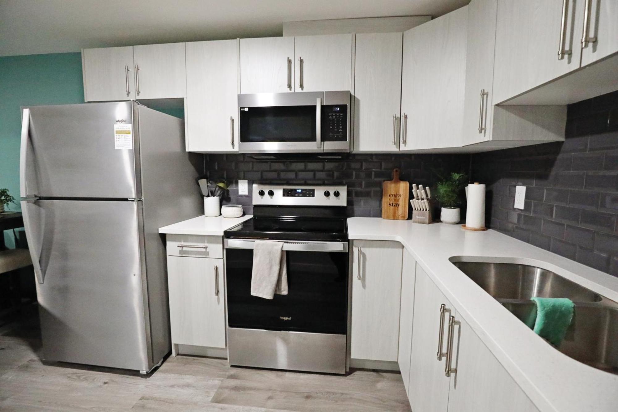 Beautiful King Bed,long Stays,disney,airport Holiday home Edmonton