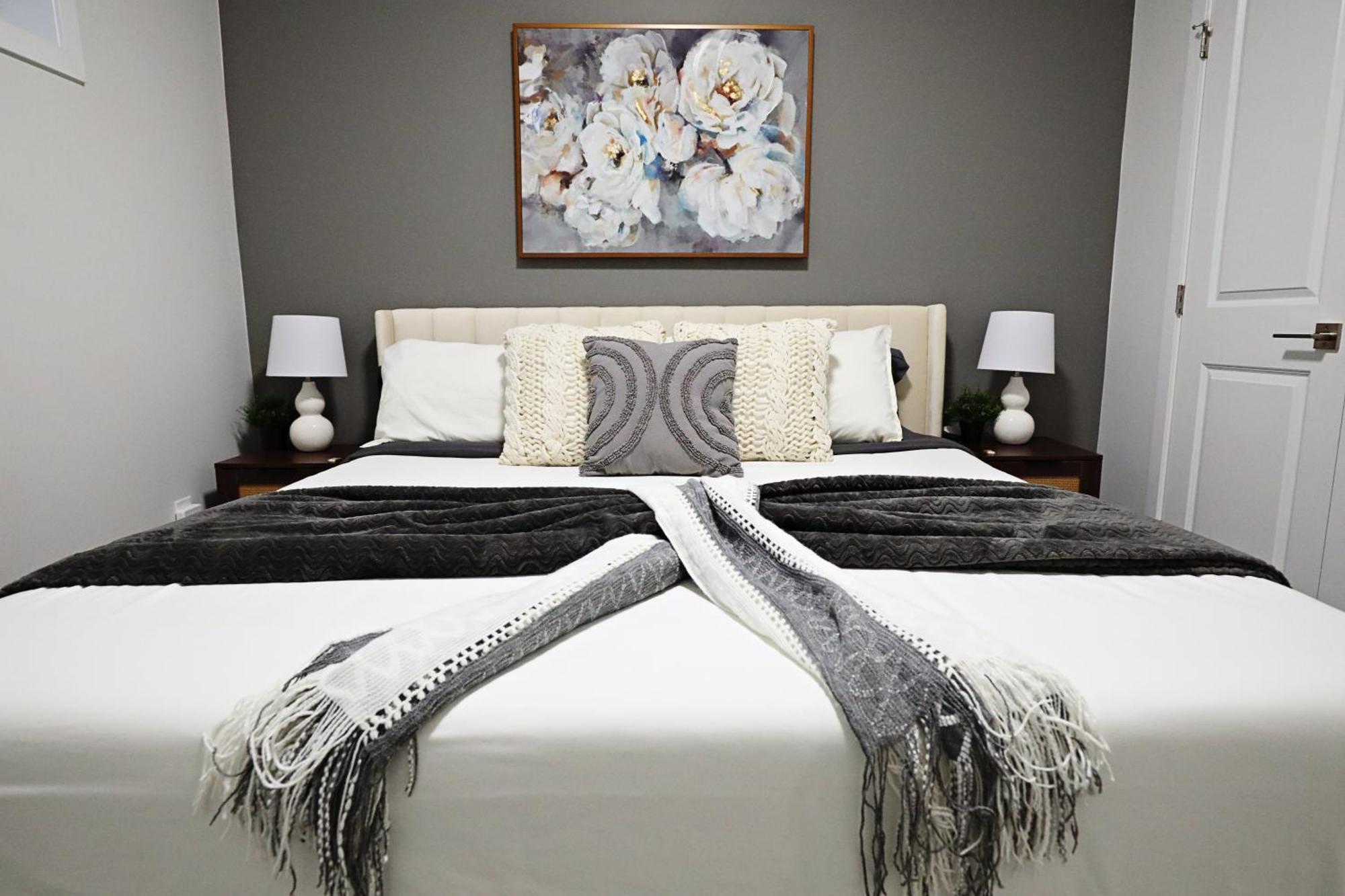 Beautiful King Bed,long Stays,disney,airport * Edmonton