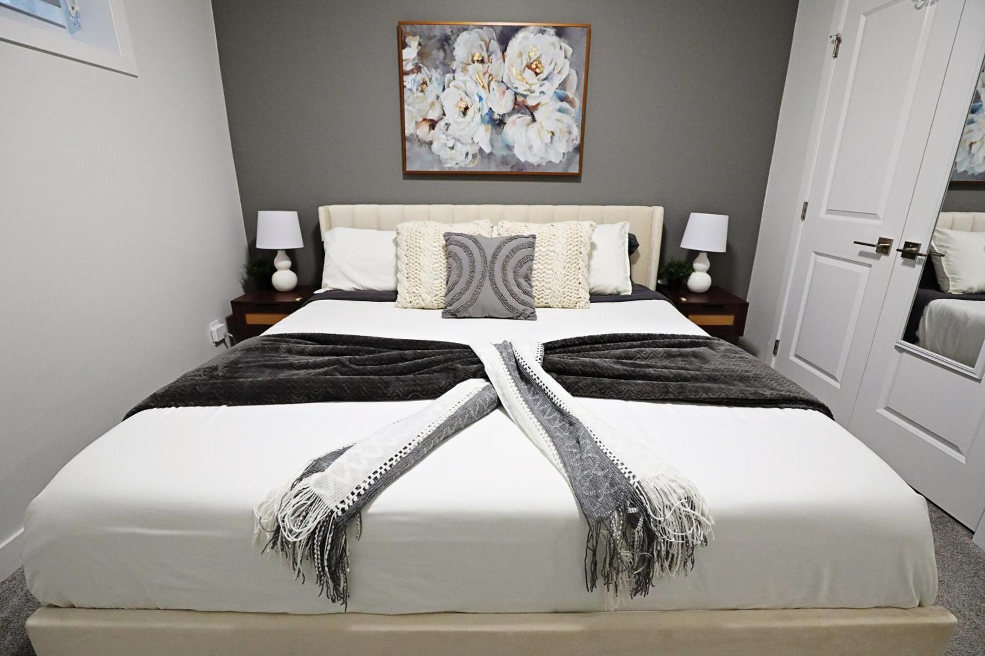 Beautiful King Bed,long Stays,disney,airport Holiday home Edmonton
